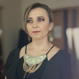 Yeşim Dağlı Ayağina Giyer Üç Güllü Çorap